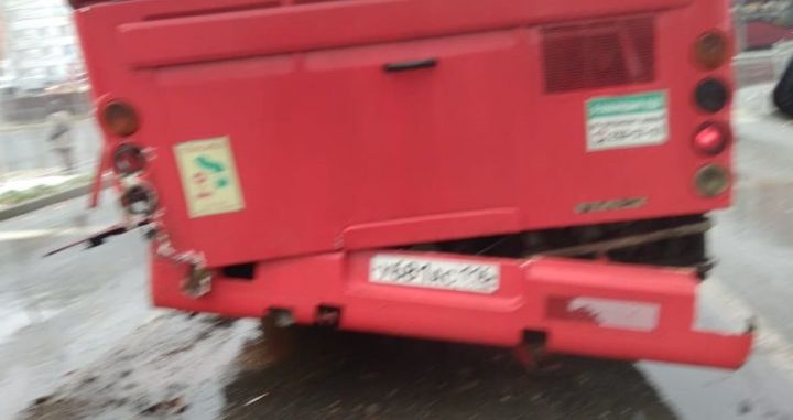 В Казани тракторист протаранил стоявший на светофоре автобус