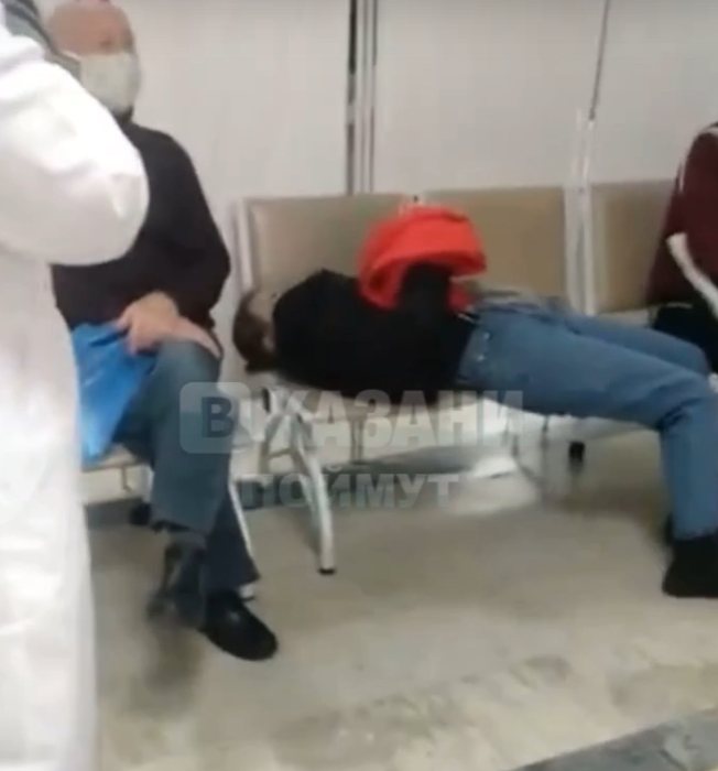 Соцсети: в Казани девушка потеряла сознание в очереди в поликлинике
