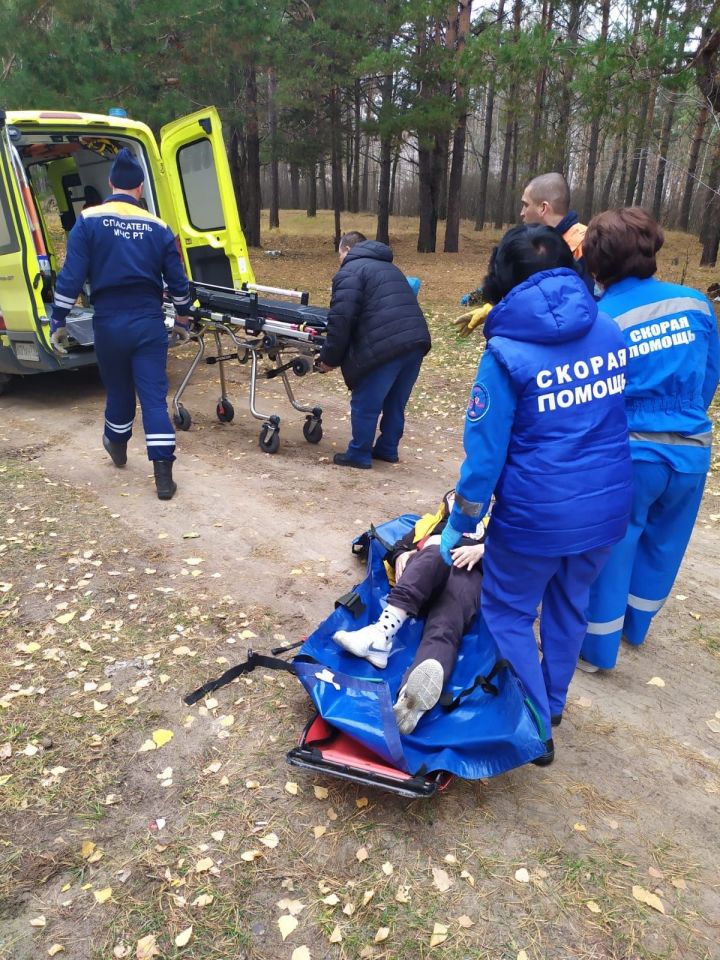 В Казани спасатели помогли упавшей в овраг женщине
