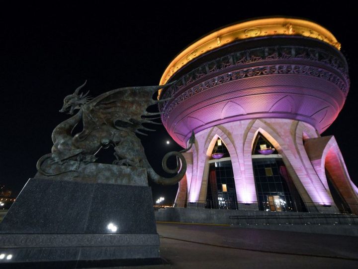 В столице Татарстана на Центре семьи «Казан» загорелась красная подсветка