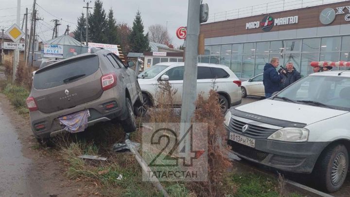 В Казани иномарка вылетела с дороги и снесла припаркованные машины: есть пострадавшие