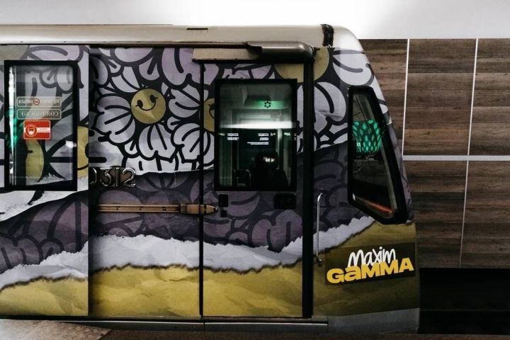 Казанский художник Максим Гамма разрисовал вагоны метро фирменными ромашками