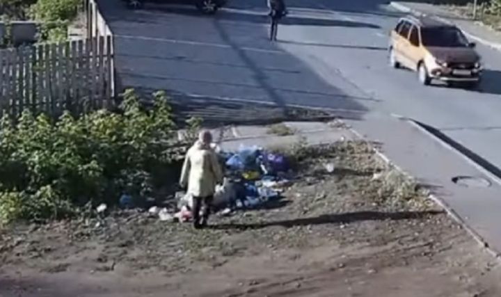 Мэр Елабуги выложил в Instagram видео с бабушкой, складирующей мусор на улице