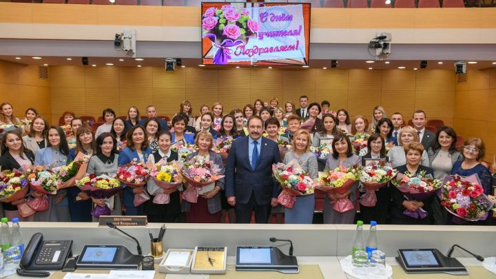 Сотрудники казанской гимназии №175 получили государственные награды Татарстана