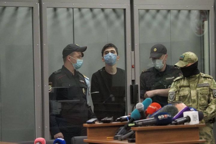 Суд продлил арест устроившему стрельбу в казанской школе Галявиеву