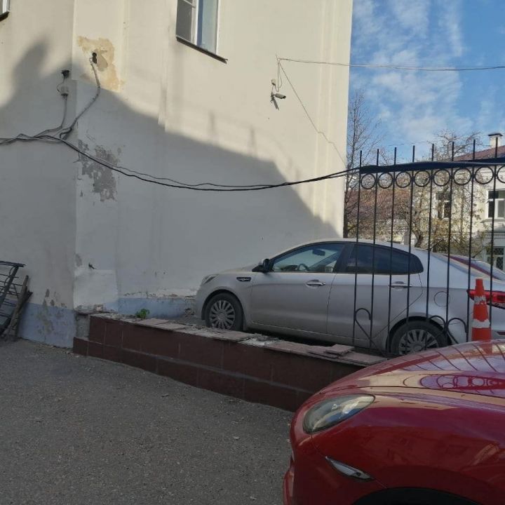 В центре Казани незаконно снесли забор на территории исторического здания