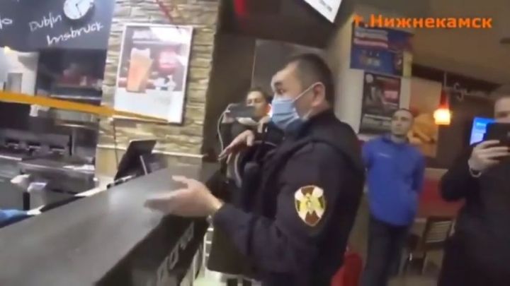В Нижнекамске росгвардеец встал на защиту людей без QR-кодов в торговом центре