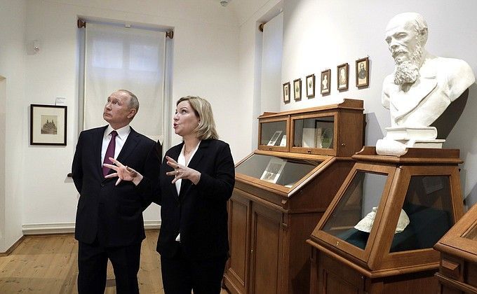 Владимир Путин в день 200-летия Достоевского посетил дом-музей писателя