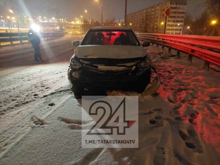 Ночью в Казани легковушка въехала в отбойник – пассажирка госпитализирована