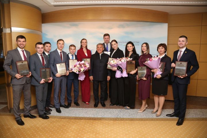 Минниханов наградил 12 госслужащих Татарстана