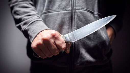 В Казани пьяный мужчина ударил ножом супругу после того, как женщина вылила в раковину алкоголь