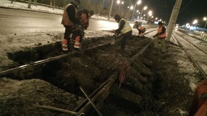 В Казани на трамвайных путях между остановками «Речной техникум» и «Улица Серова» продолжаются восстановительные работы
