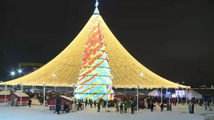 В Казани начали устанавливать центральную елку