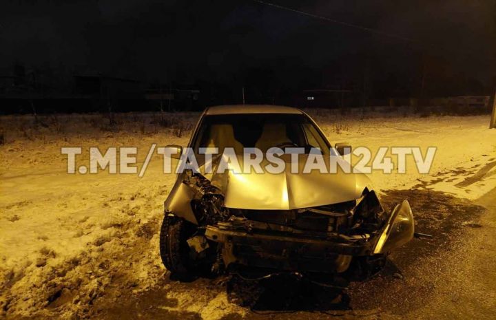 В Казани 24-летняя автоледи не справилась с управлением и врезалась в столб - ее госпитализировали