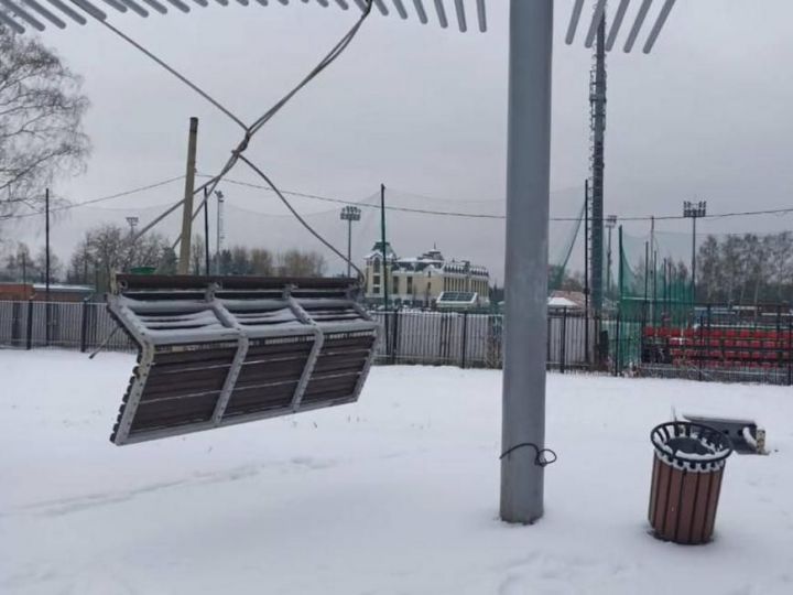 Вандалы сломали качели в казанском парке «Крылья Советов»