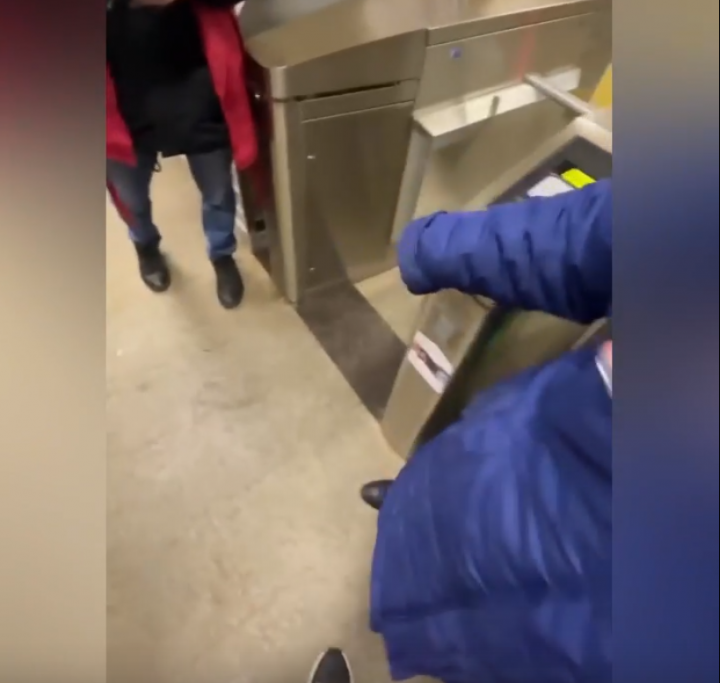 Казанец отказался показывать QR-код в метро и пролез через турникет
