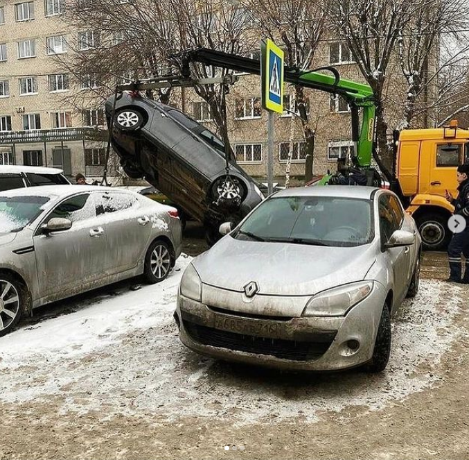 В Казани эвакуатор уронил машину