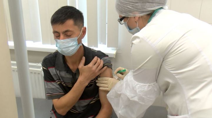 Более 2 млн жителей Татарстана привились первым компонентом вакцины от COVID-19