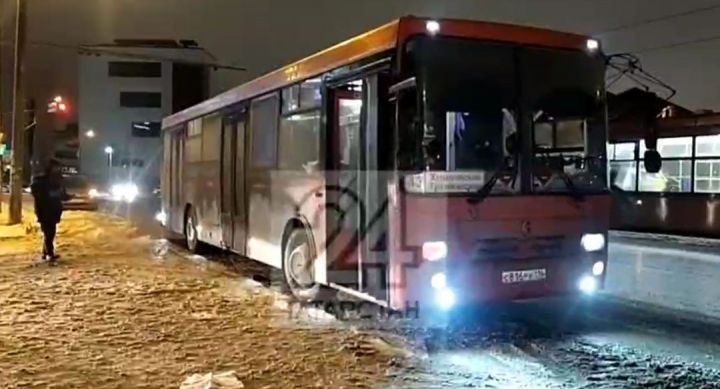 В Казани пьяные пассажиры автобуса ударили водителя «розочкой» в грудь