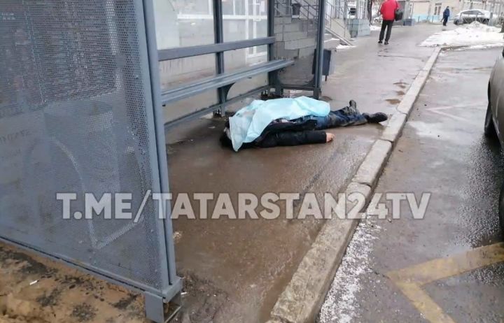 В Казани на остановке ул. Восстания нашли труп с пробитой головой