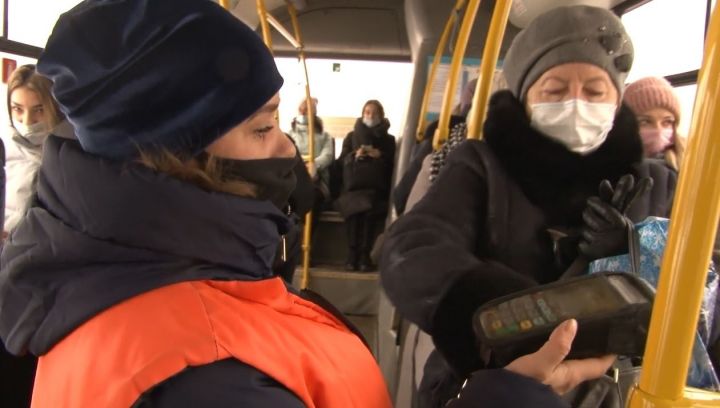 За выходные в общественном транспорте Казани выявили 150 пассажиров без QR-кодов