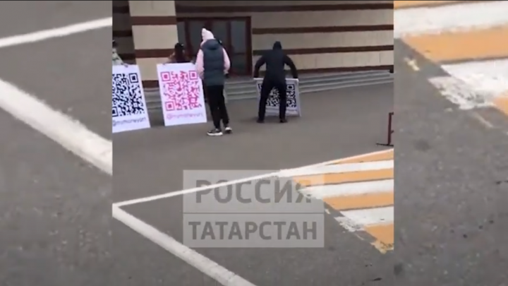 В Казани мужчина отнял у девушек-промоутеров плакат с QR-кодом и сломал его