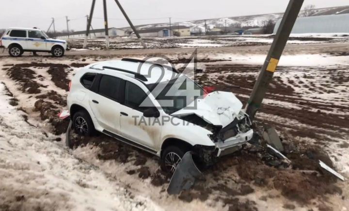 В Кукморском районе Renault влетел в столб линии электропередач