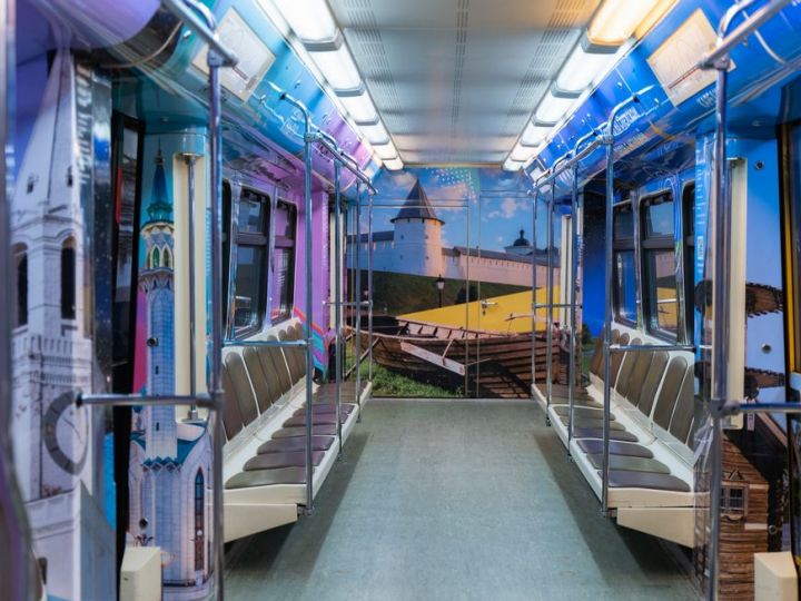 В Москве запустили поезд в метро с фото и информацией о Казани