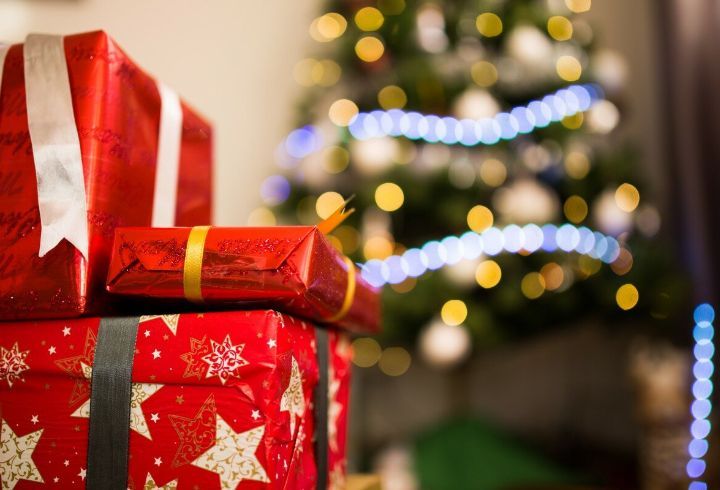 На новогодние подарки для детей в Казани выделят 33,3 млн рублей