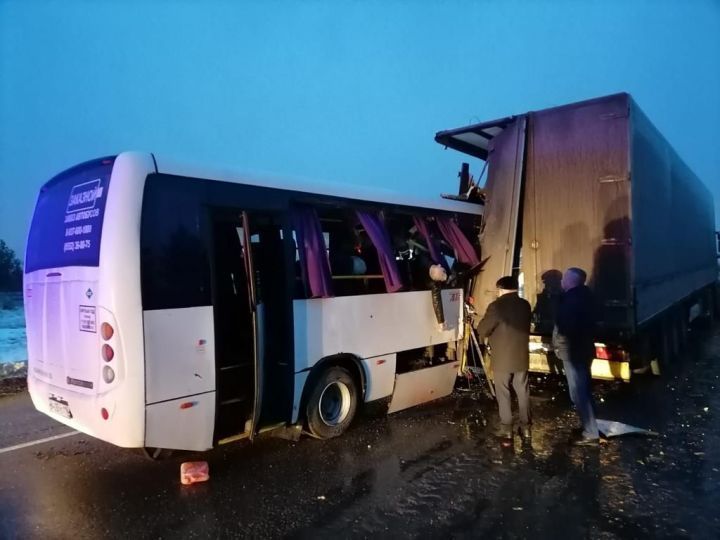 16 человек, пострадавших в ДТП с автобусом под Елабугой, выписаны из больницы