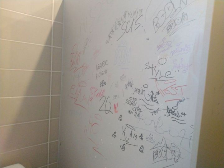 Школьники испортили кабинки в туалетах новой челнинской гимназии №14