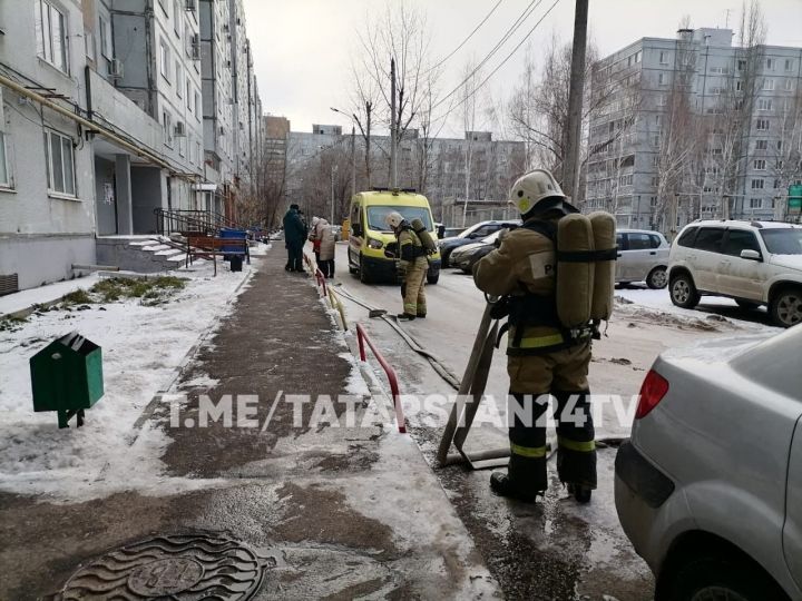В Казани мать с двумя детьми спасли из горящей квартиры