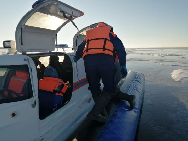У Камского Устья спасли трех вышедших на лед рыбаков