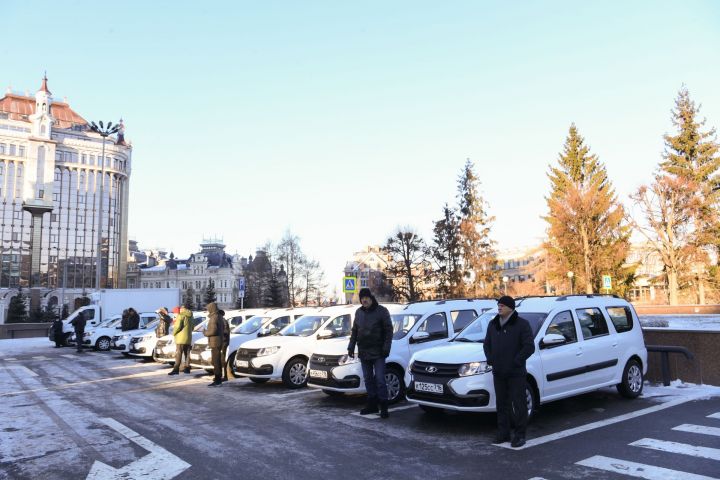 Минниханов вручил медучреждениям Казани ключи от новых автомобилей