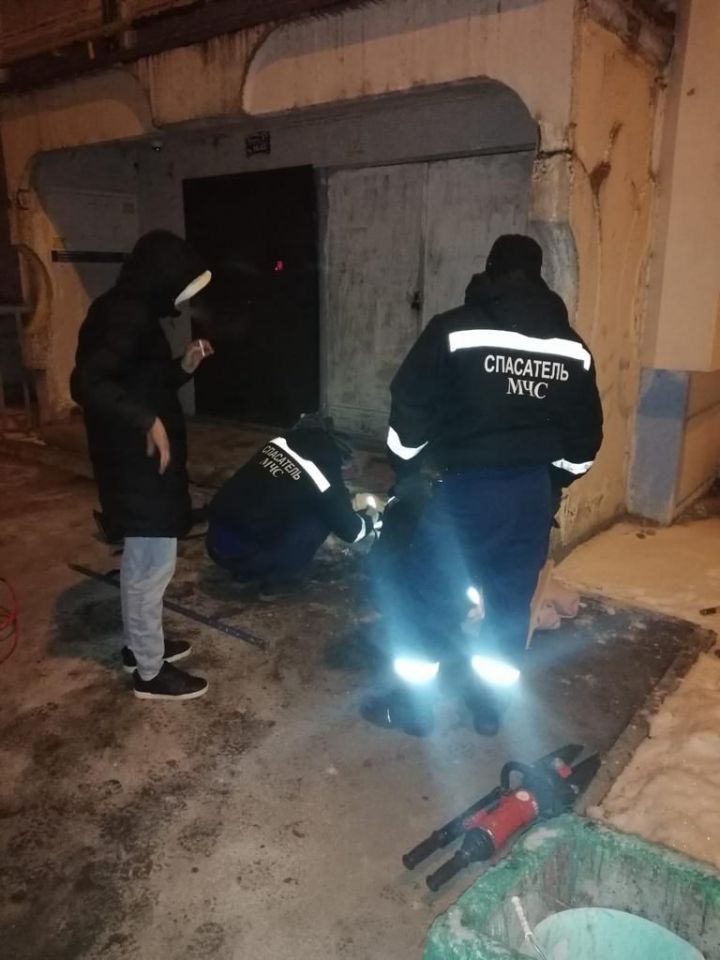 В столице РТ спасатели помогли парню, рука которого застряла в бетонной плите