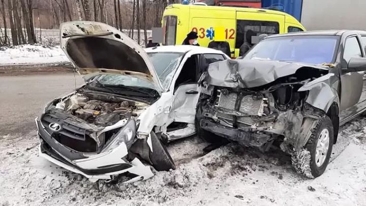 Две машины столкнулись на промзоне в Нижнекамске, пострадали два человека