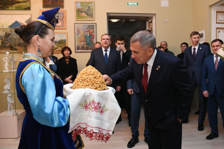 Минниханов посетил Татарский культурный центр в Санкт-Петербурге