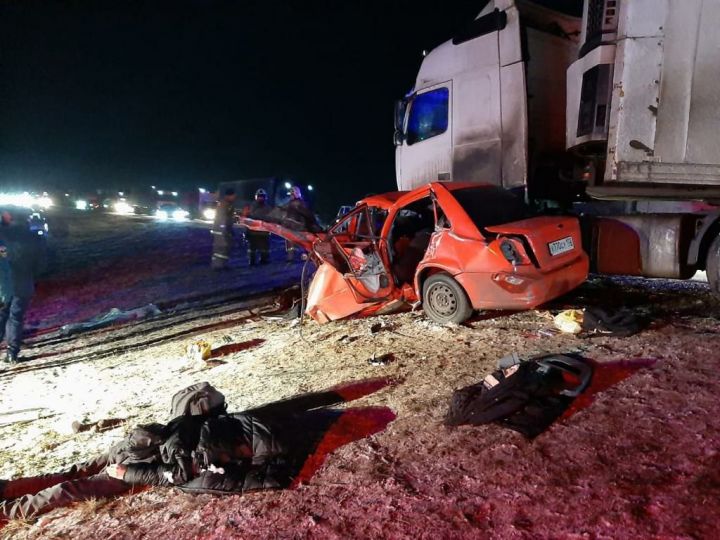 Четыре человека погибли в ДТП с легковушкой и грузовиком в Татарстане