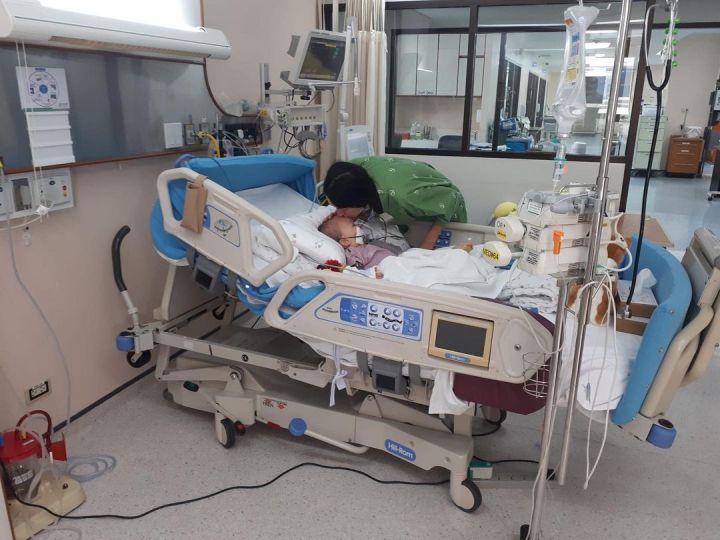 Девочка из Татарстана, на которую упал мраморный стол в Таиланде, пришла в сознание