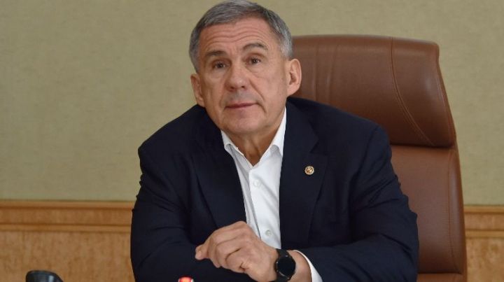Минниханов жестко раскритиковал главу Актанышского района за случай со спиленным крестом на кладбище