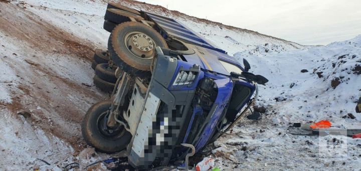 В Татарстане самосвал вылетел в кювет и перевернулся – водитель погиб