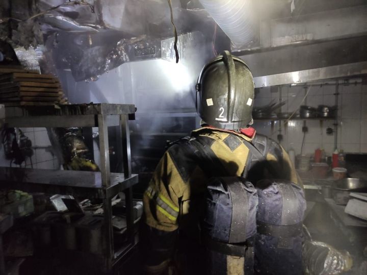 В центре Казани из-за пожара в кафе эвакуировались 20 человек
