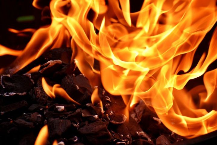 В Казани пожарные спасли из горящей квартиры трех взрослых и ребенка