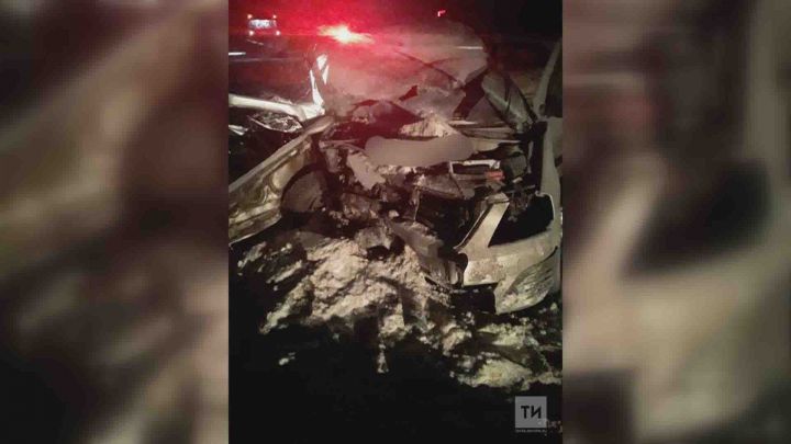 Четыре человека пострадали в лобовом столкновении двух авто на трассе в Татарстане