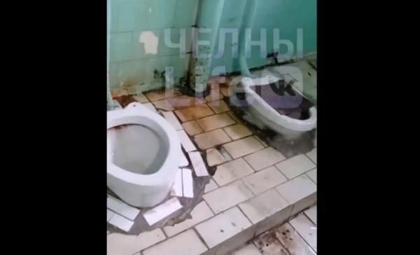 Челнинцы пожаловались на ужасные условия в школьном туалете