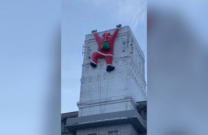 В центре Казани появился Санта-Клаус, забравшийся с мешком подарков на дом