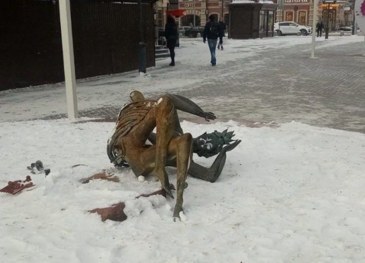 Полиция разыскивает вандалов, повредивших скульптуру «Су Анасы» в центре Казани