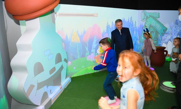 Минниханов осмотрел мультимедийный центр «Союзмультпарк» в Казани
