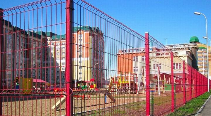 На обновление ограждений казанских школ и детсадов выделят около 200 млн рублей