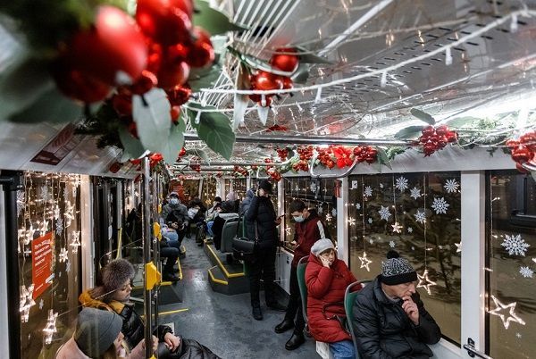 В Казани запустили новогодний трамвай в стиле лесной сказки